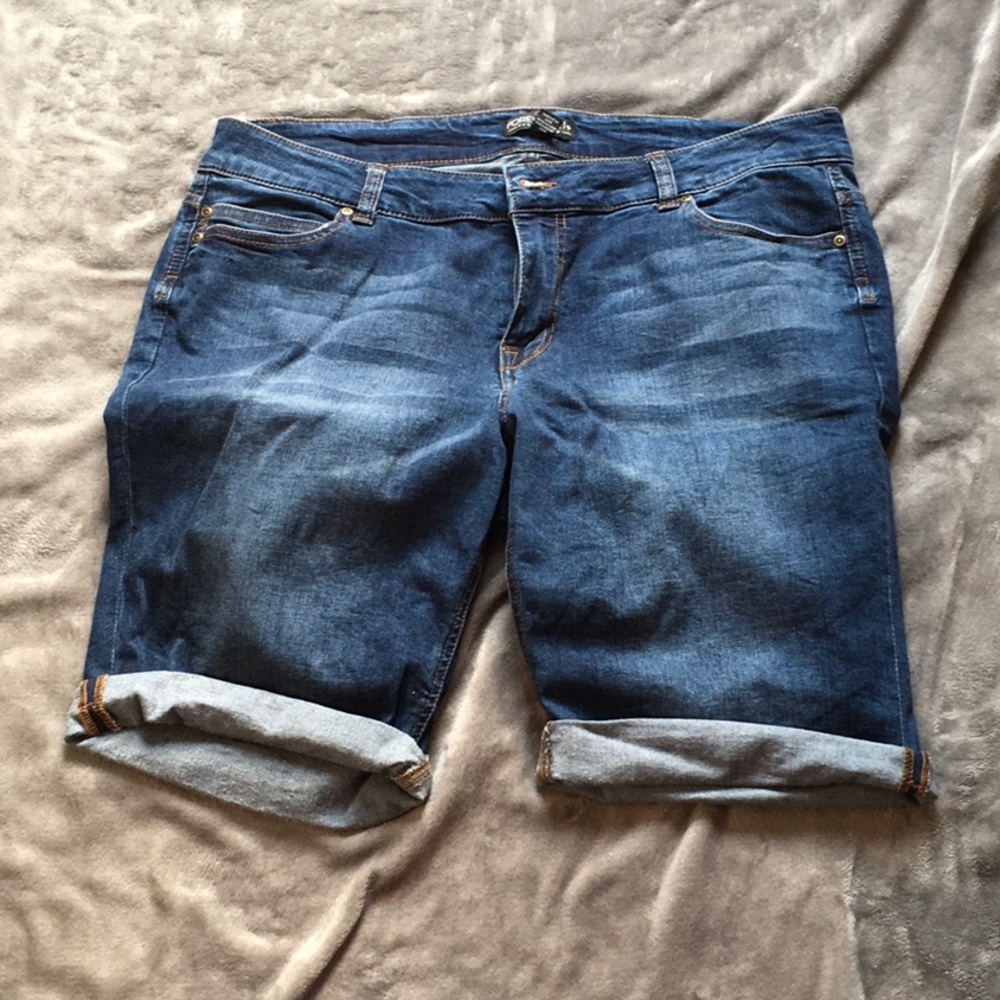 Forever 21, almost new, Size 14 Jean shorts
